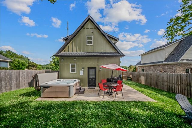 3022 Old Farmington Road, Fayetteville, AR 72704