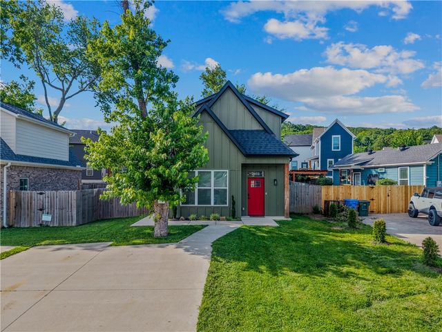 3022 Old Farmington Road, Fayetteville, AR 72704