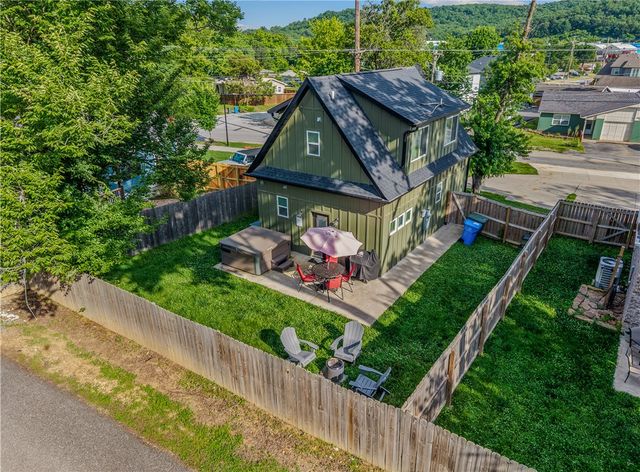 3022 Old Farmington Road, Fayetteville, AR 72704