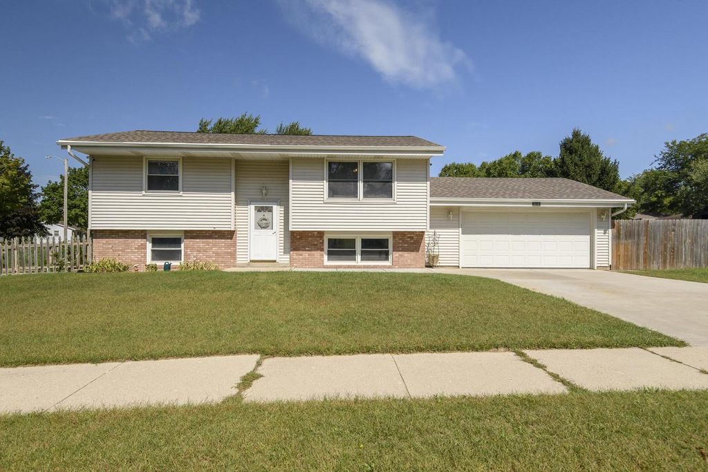 2018 Robin STREET, West Bend, WI 53090