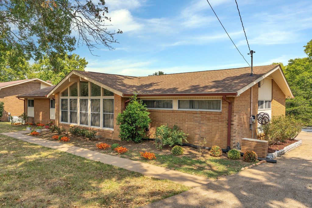 2605 Walker Ln, Nashville, TN 37207