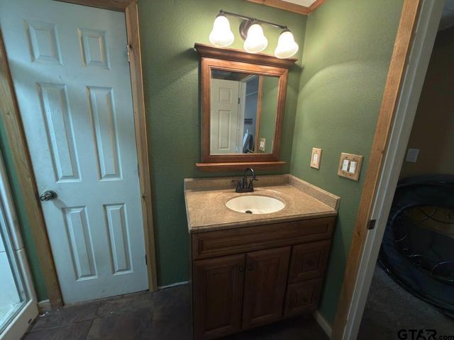 2472 Lovely, Chandler, TX 75758