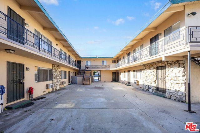 820 Chestnut Avenue, Los Angeles, CA 90042