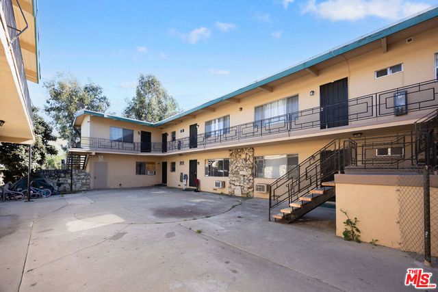 820 Chestnut Avenue, Los Angeles, CA 90042