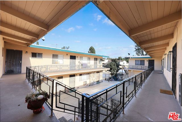 820 Chestnut Avenue, Los Angeles, CA 90042