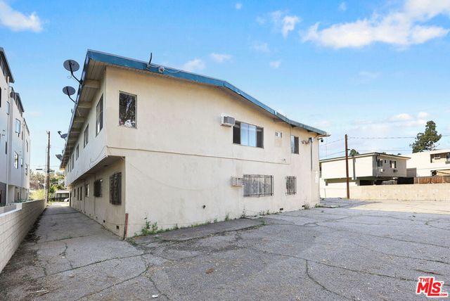 820 Chestnut Avenue, Los Angeles, CA 90042