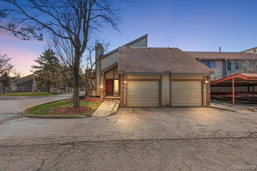 7361 Radcliff Drive, West Bloomfield, MI 48322