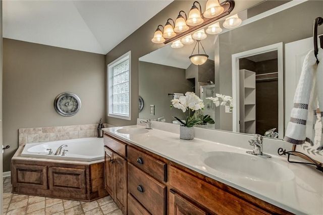 18109 Guinevere Court, Smithville, MO 64089