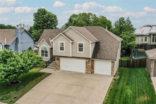 18109 Guinevere Court, Smithville, MO 64089