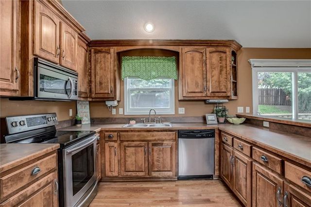 18109 Guinevere Court, Smithville, MO 64089