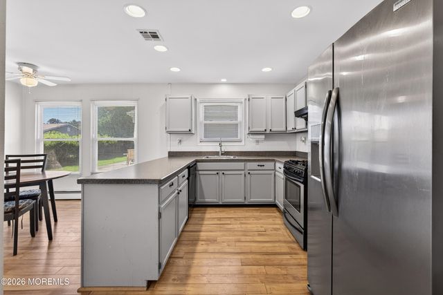 6 Olstins Court, Toms River, NJ 08757