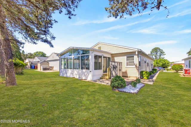 6 Olstins Court, Toms River, NJ 08757