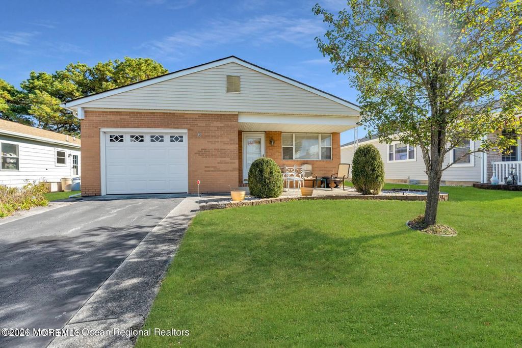 6 Olstins Court, Toms River, NJ 08757