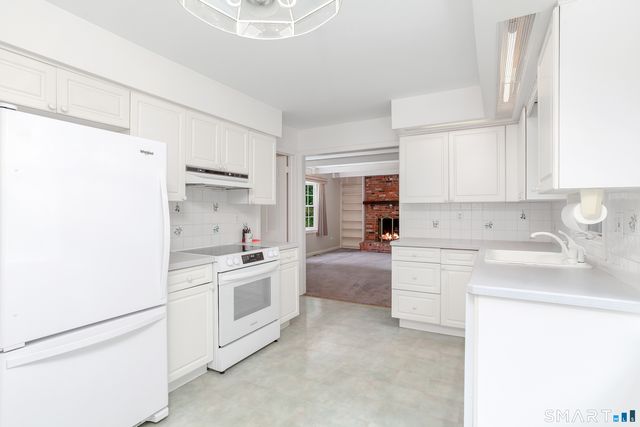 29 Hungry Hill Circle, Guilford, CT 06437