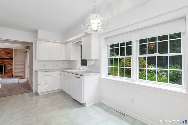 29 Hungry Hill Circle, Guilford, CT 06437