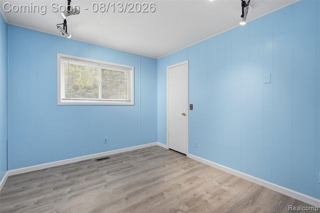 1217 E Commerce Street, Milford, MI 48381