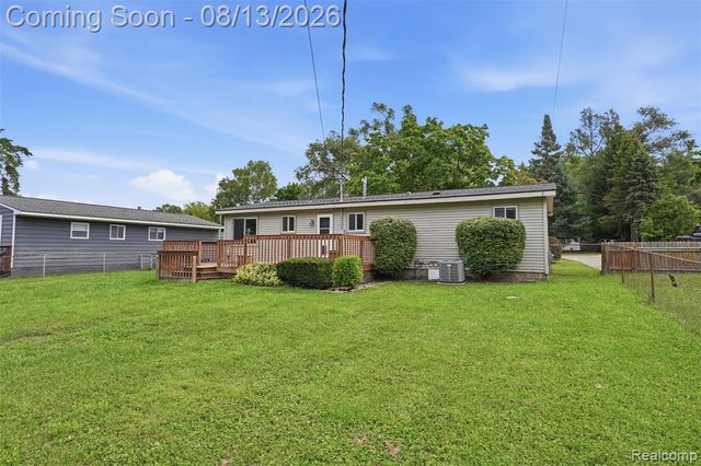 1217 E Commerce Street, Milford, MI 48381