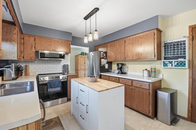 1180 Dorchester DRIVE, Oconomowoc, WI 53066