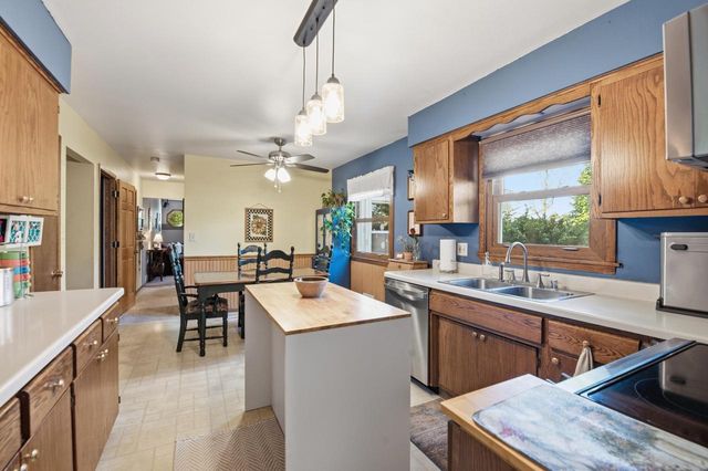 1180 Dorchester DRIVE, Oconomowoc, WI 53066