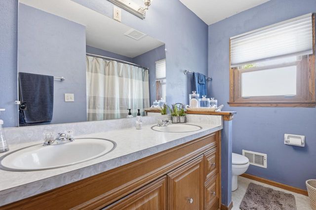 1180 Dorchester DRIVE, Oconomowoc, WI 53066
