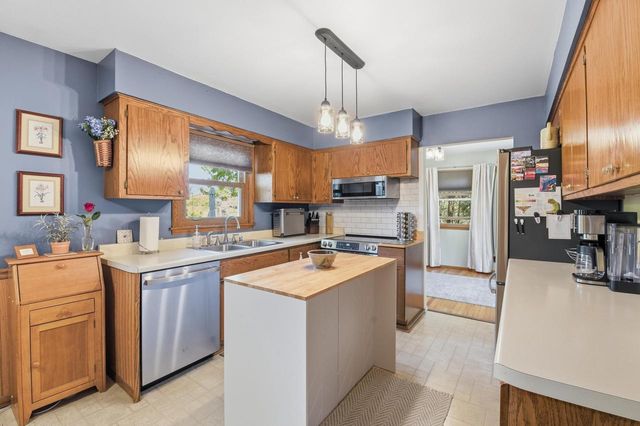 1180 Dorchester DRIVE, Oconomowoc, WI 53066
