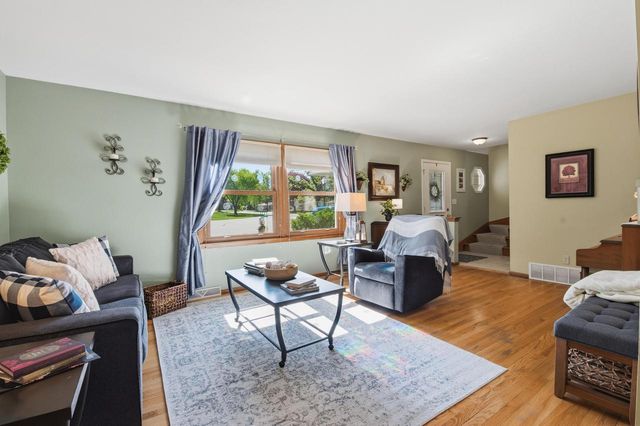 1180 Dorchester DRIVE, Oconomowoc, WI 53066