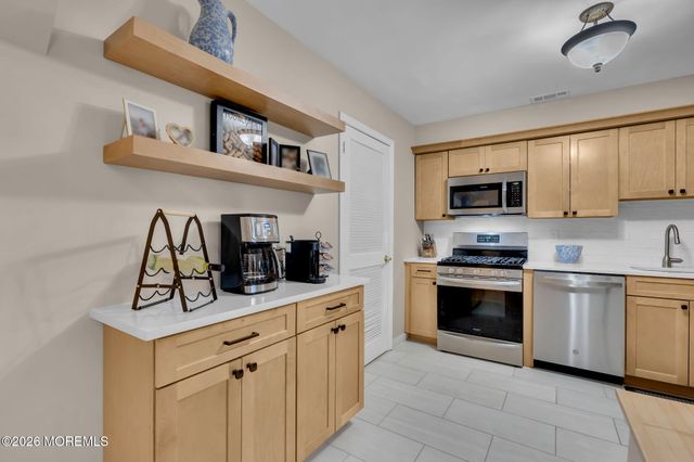 2102 Buckingham Circle, Middletown, NJ 07748