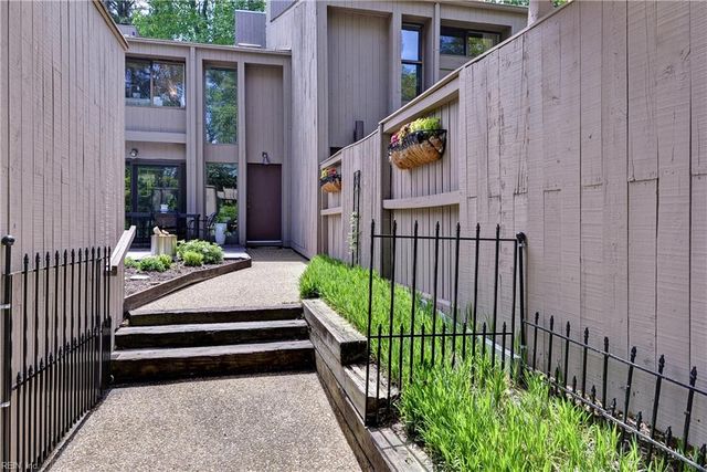 102 Harrops GLN, Williamsburg, VA 23185