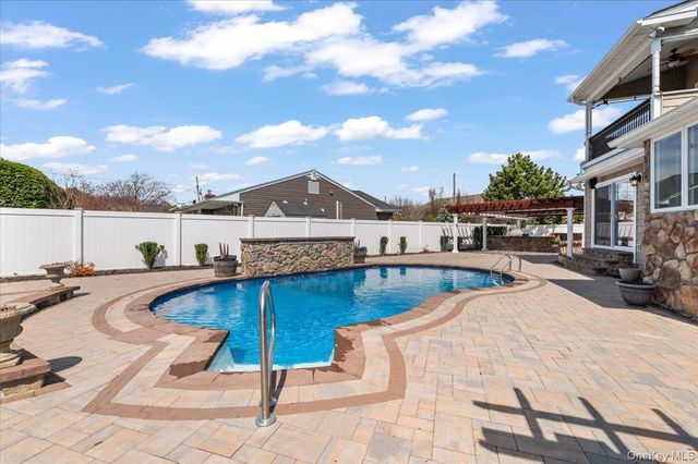 7 Waterview Avenue, Massapequa, NY 11758