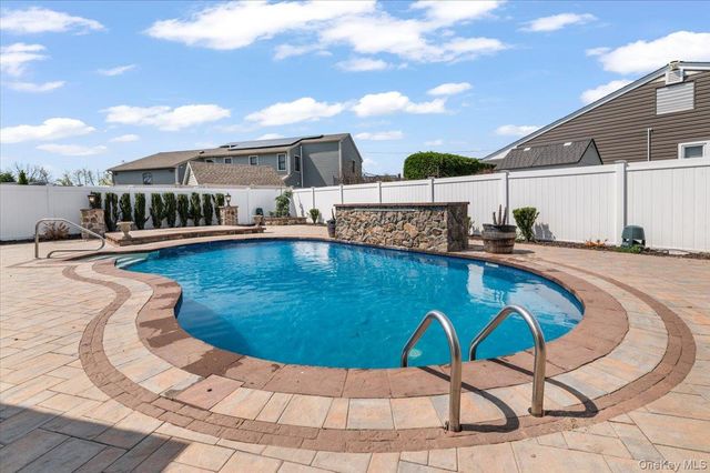 7 Waterview Avenue, Massapequa, NY 11758