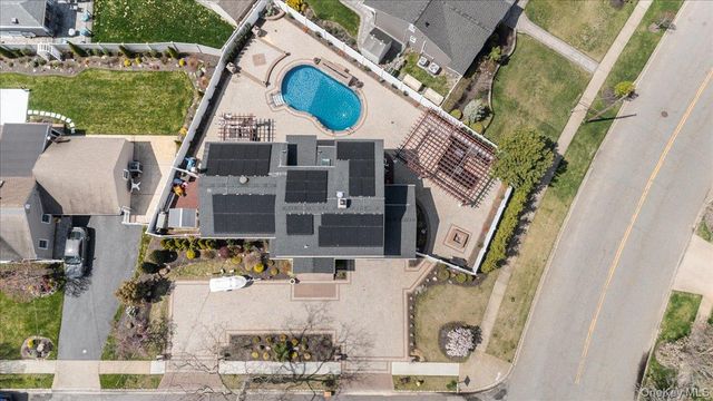 7 Waterview Avenue, Massapequa, NY 11758