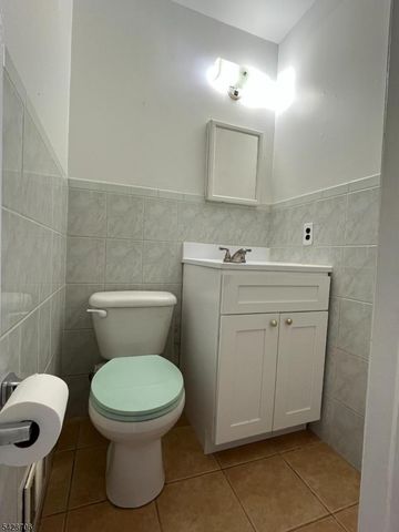 17 Garden Dr, Elmwood Park Boro, NJ 07407