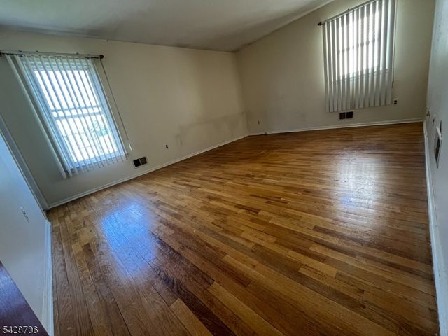 17 Garden Dr, Elmwood Park Boro, NJ 07407