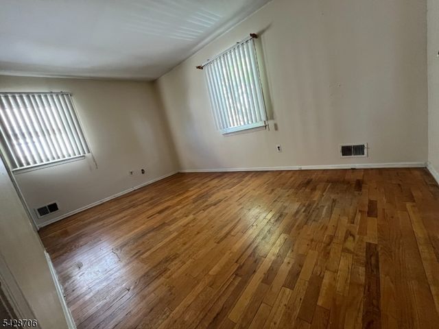 17 Garden Dr, Elmwood Park Boro, NJ 07407