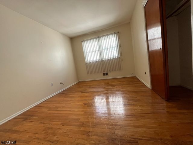 17 Garden Dr, Elmwood Park Boro, NJ 07407