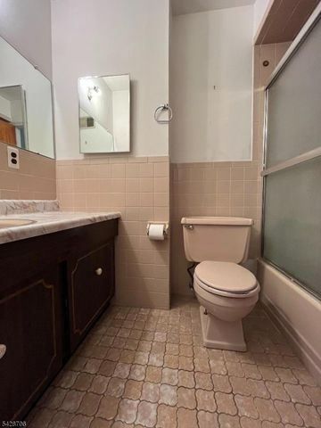 17 Garden Dr, Elmwood Park Boro, NJ 07407