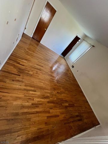 17 Garden Dr, Elmwood Park Boro, NJ 07407