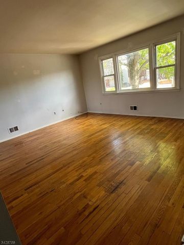 17 Garden Dr, Elmwood Park Boro, NJ 07407