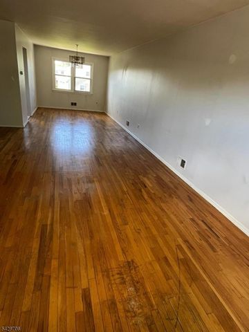 17 Garden Dr, Elmwood Park Boro, NJ 07407