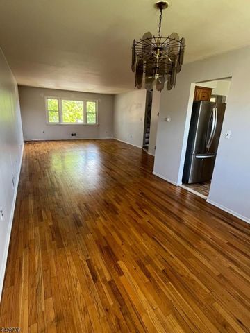 17 Garden Dr, Elmwood Park Boro, NJ 07407