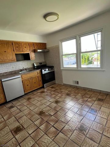 17 Garden Dr, Elmwood Park Boro, NJ 07407