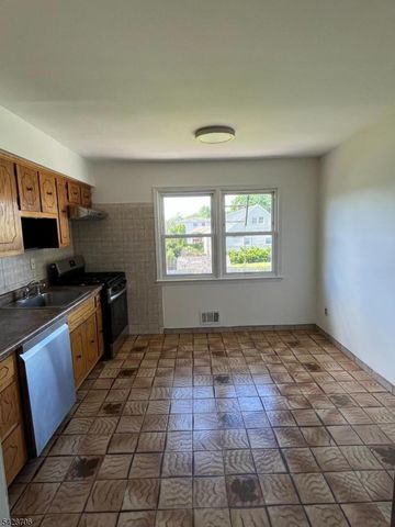 17 Garden Dr, Elmwood Park Boro, NJ 07407