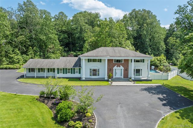 25 Montrose Court, Roslyn Harbor, NY 11576