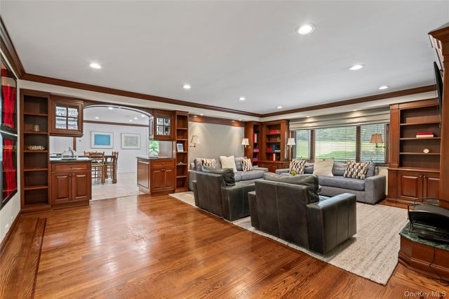 25 Montrose Court, Roslyn Harbor, NY 11576