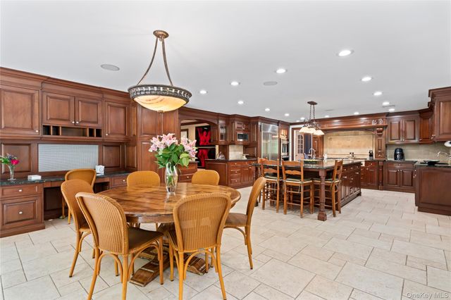25 Montrose Court, Roslyn Harbor, NY 11576