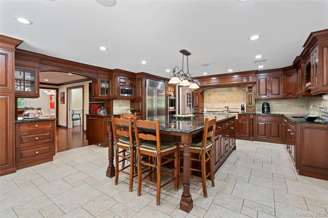 25 Montrose Court, Roslyn Harbor, NY 11576