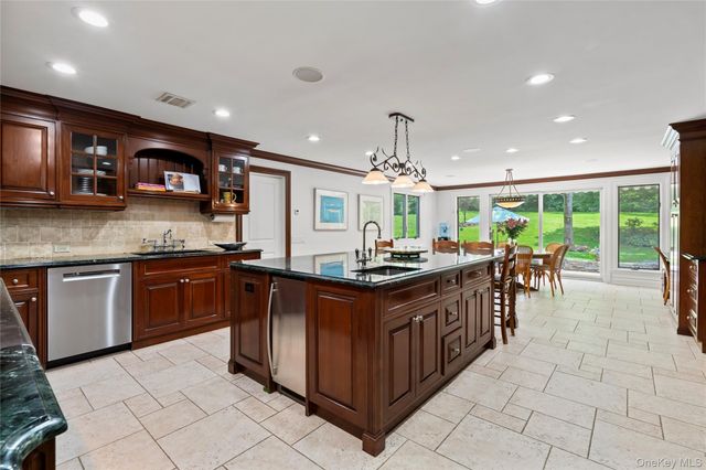 25 Montrose Court, Roslyn Harbor, NY 11576