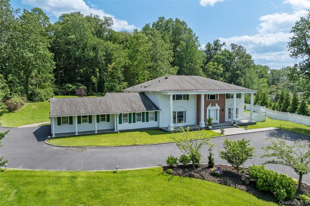25 Montrose Court, Roslyn Harbor, NY 11576