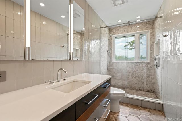 25 Montrose Court, Roslyn Harbor, NY 11576