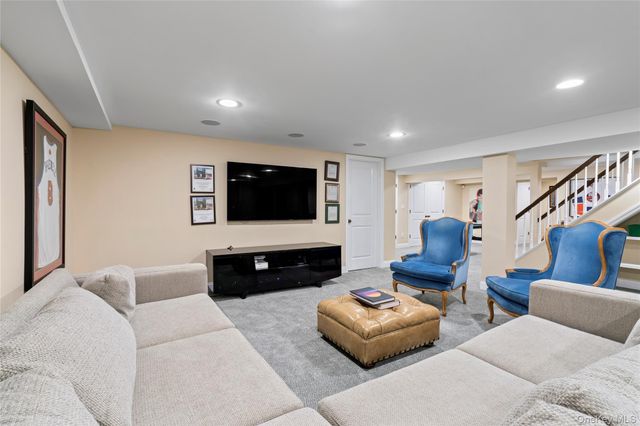 25 Montrose Court, Roslyn Harbor, NY 11576